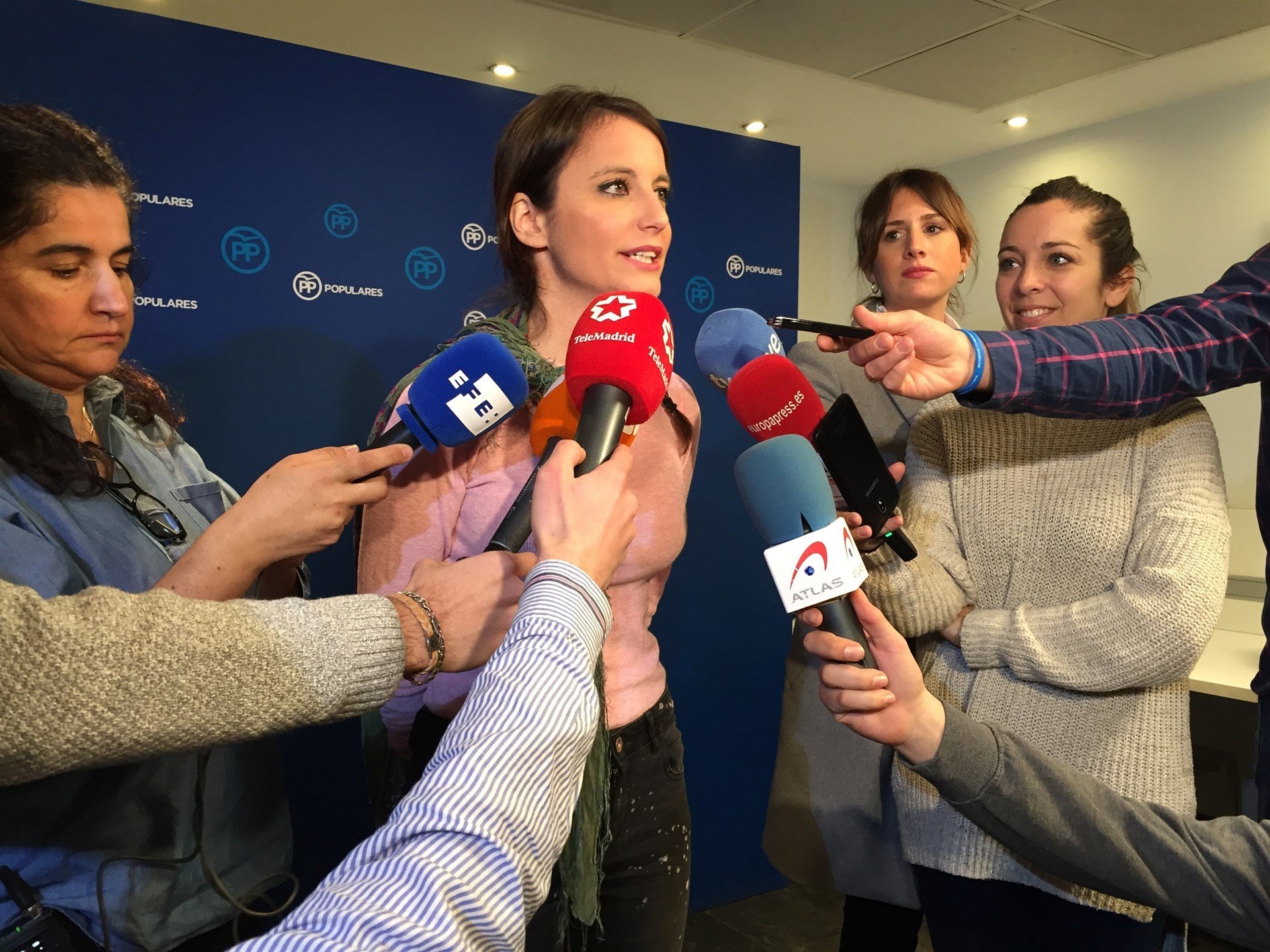 Levy, contra Sànchez: "Es un señor que pega brincos sobre un coche de la Guardia Civil"