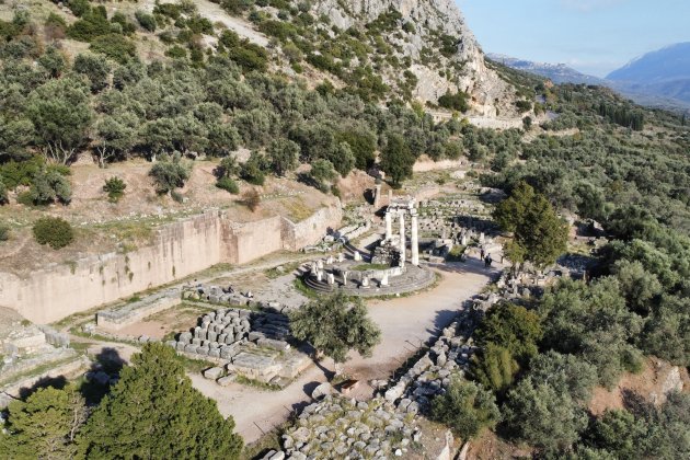 Vista aérea de los restos arqueológicos de Delfos