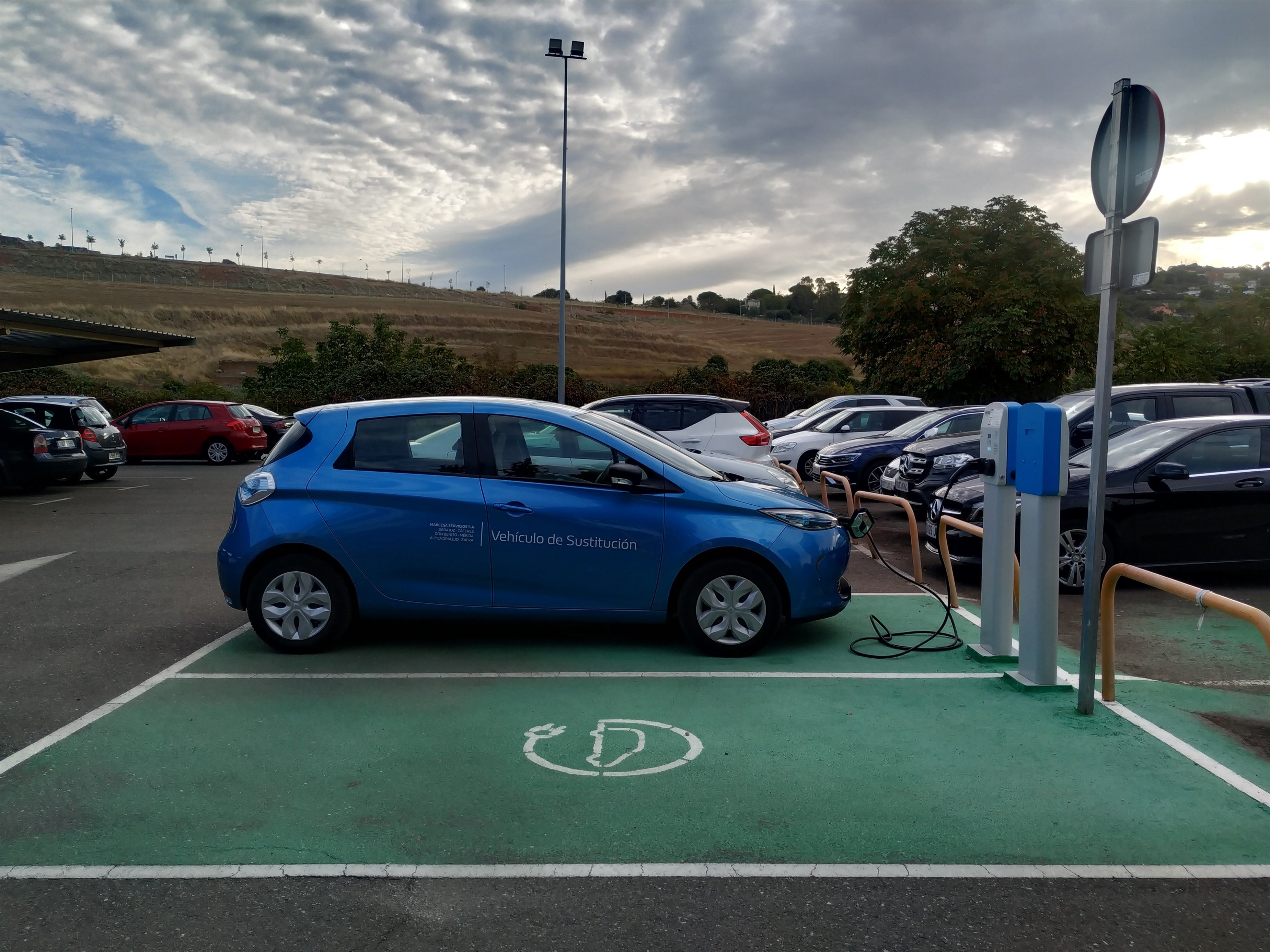 Comprar un coche eléctrico de ocasión en Catalunya cuesta un 22% más que en el resto de España