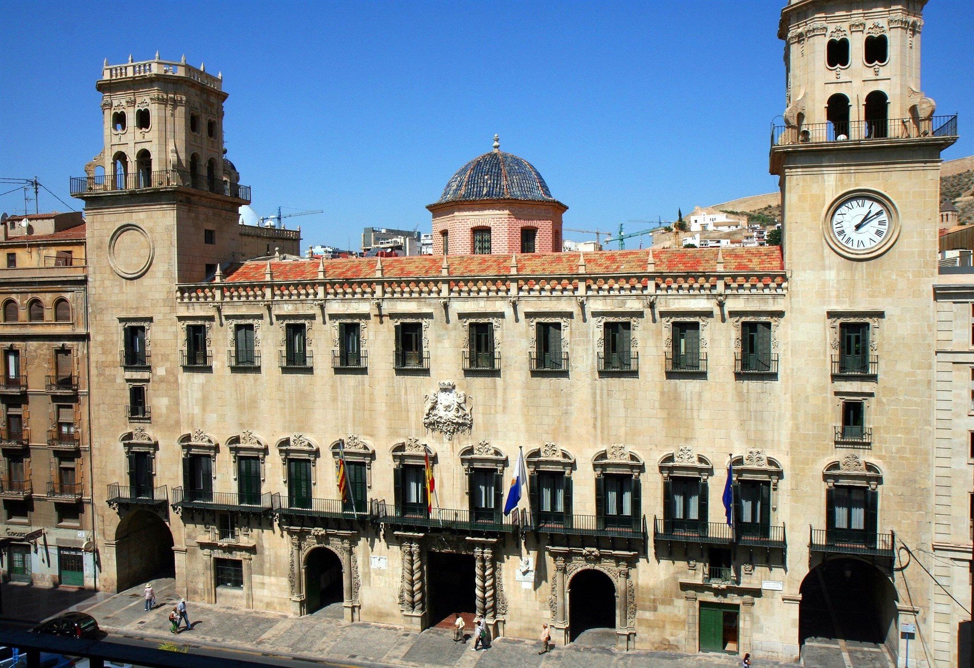 Encuentran un dispositivo de grabación en el Ayuntamiento de Alacant