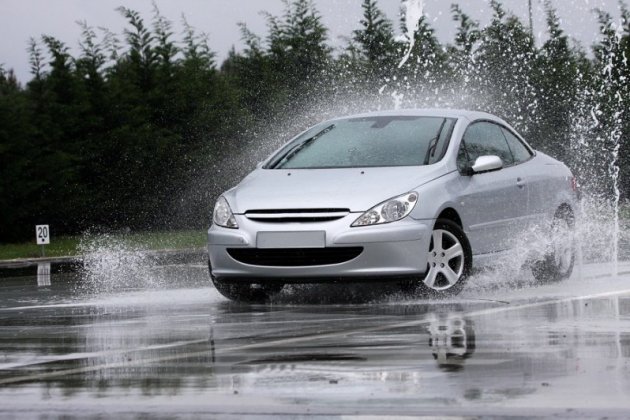 aquaplaning coche conduccion aquaplaning coche conduccion