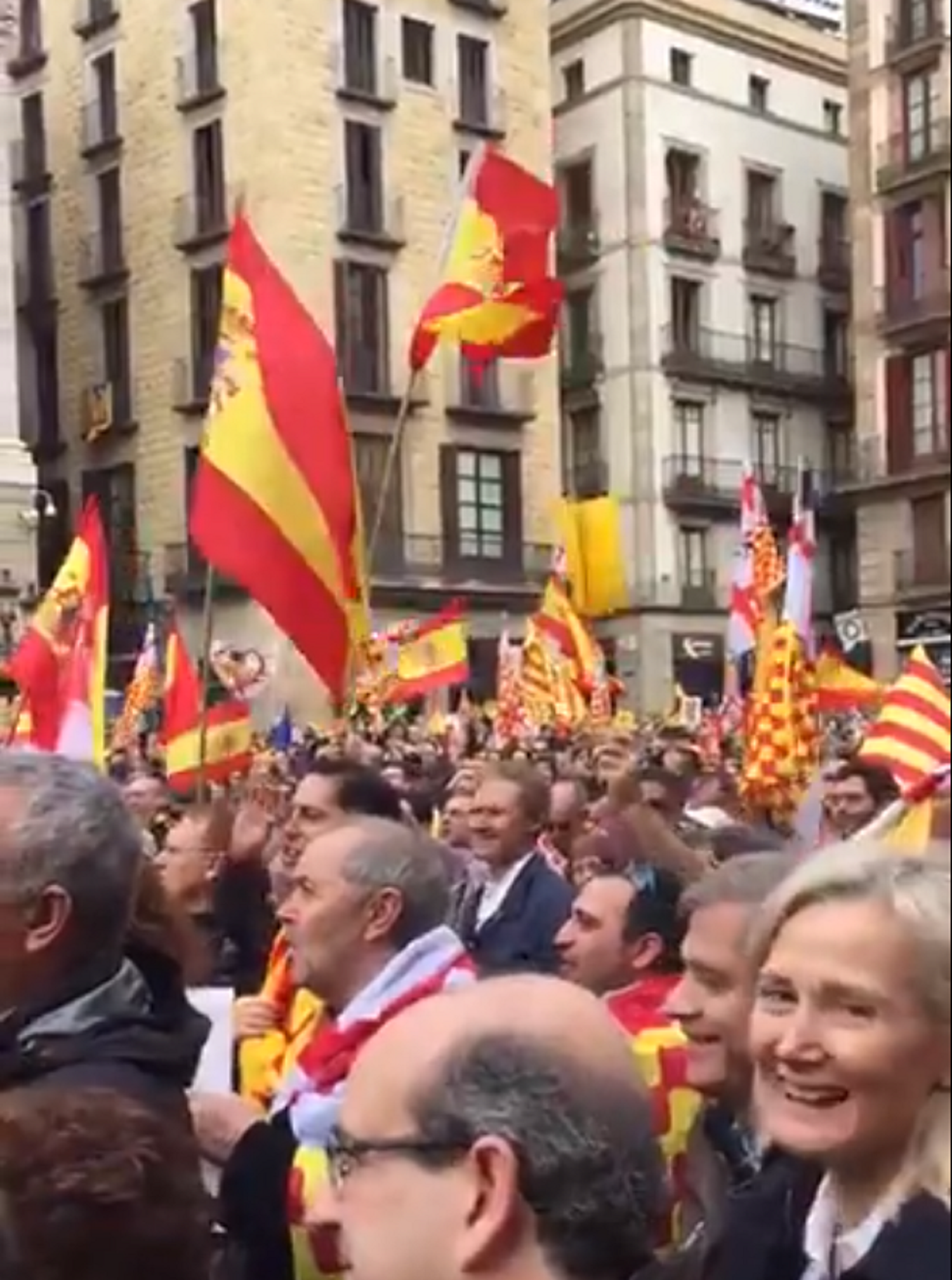 La ironía de Puigdemont por los gritos de "Puigdemont a prisión"