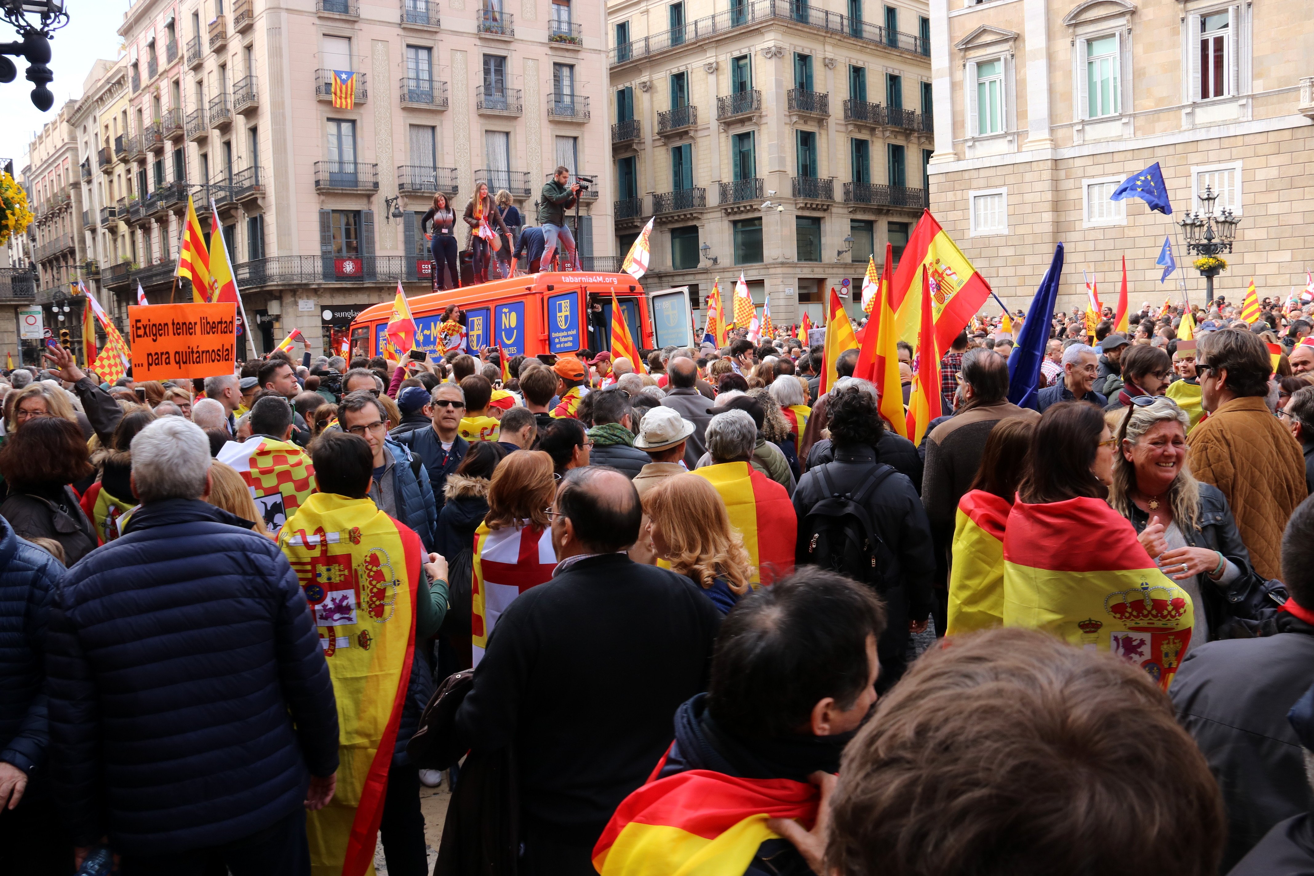 El intento de asalto 'ultra' al Ayuntamiento se salda con una multa por tirar una lata de cerveza