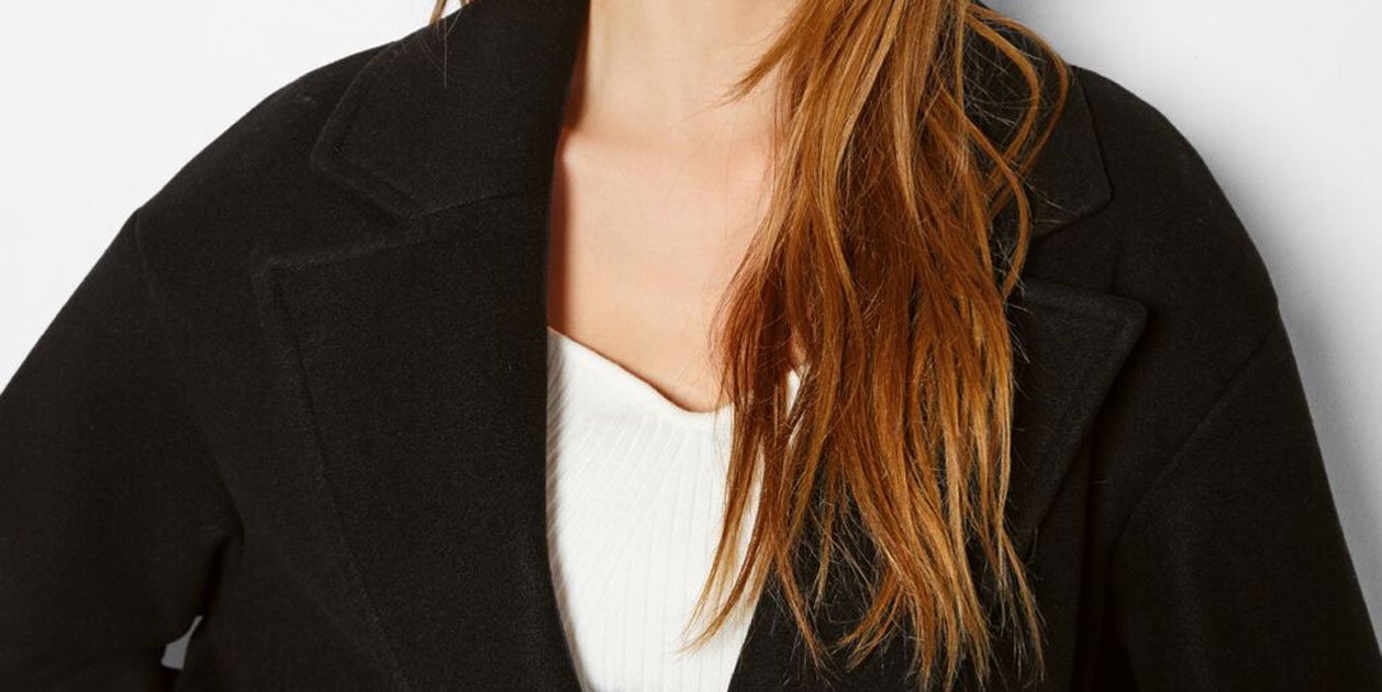 Enamorament sobtat amb l'abric de drap de les dones adinerades, a Bershka per a totes les butxaques