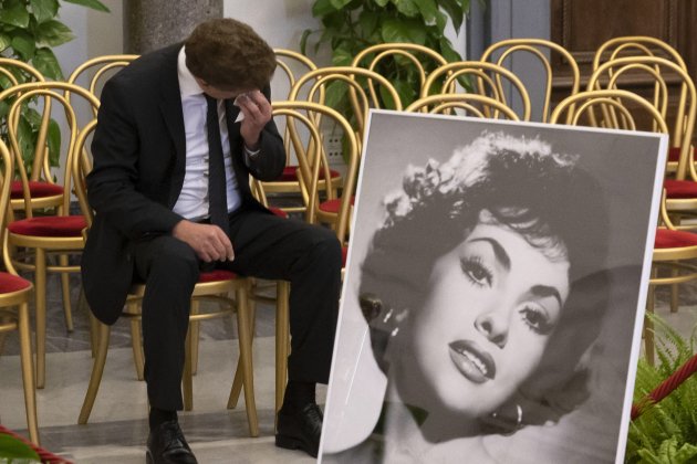 Javier Rigau rúsula ataud Gina Lollobrigida EFE Javier Rigau rúsula ataud Gina Lollobrigida EFE