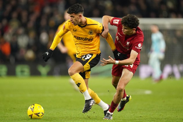 Matheus Nunes con los Woles jugando contra el Liverpool en un partido de FA Cup / Foto: Europa Press