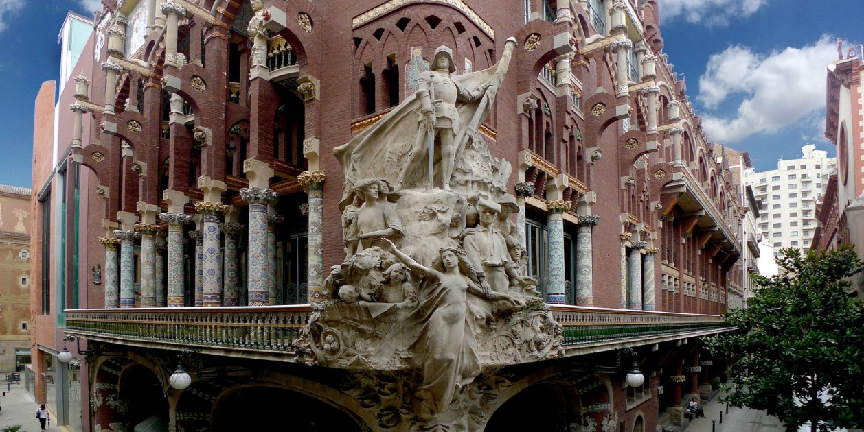 Доменек-и-Монтанер Гауди. Доступный театр в Барселоне. Mercaders, 5, старый город, 08003 Барселона, Испания.