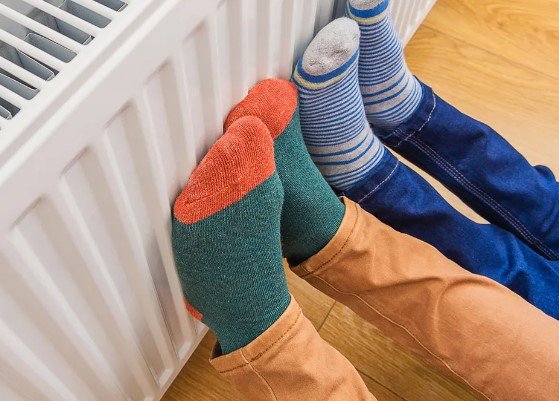 Poner los pies en el radiador no es una buena idea