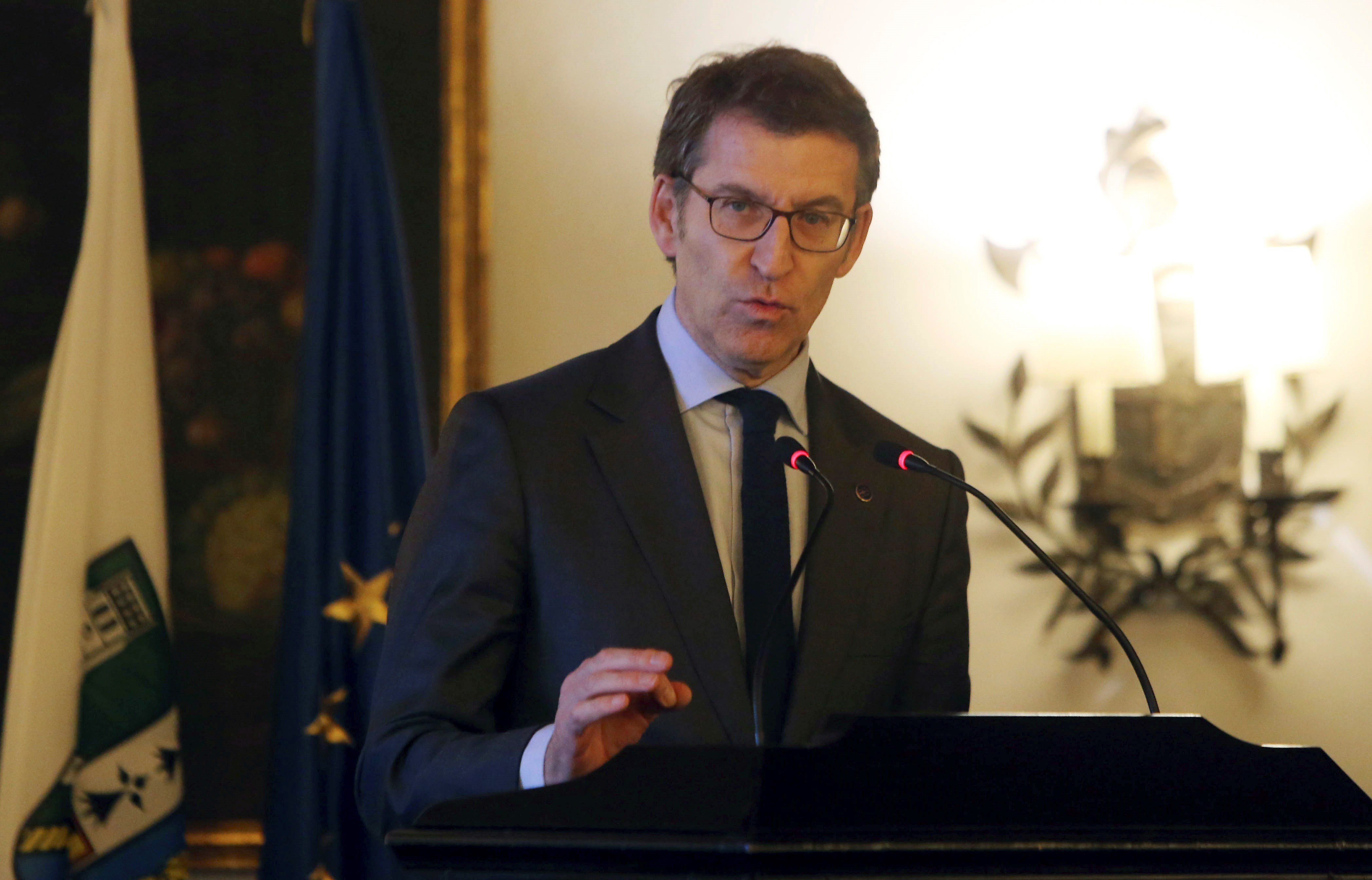 Feijóo sondejarà els presidents provincials, però nega que ja doni suport a Casado