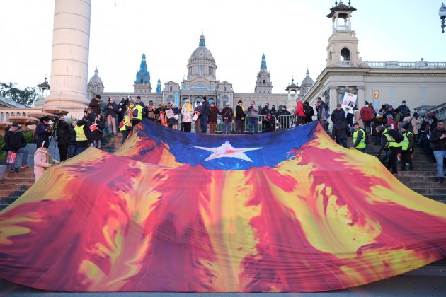 Estelada escales qautre columnes Montjuic, manifestació cimera hispano francesa, foto: Carlos Baglietto