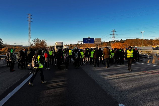 manifestantes cortan carretera cimera sanchez macron ACN manifestantes cortan carretera cimera sanchez macron ACN