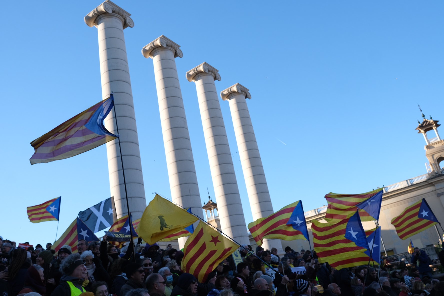 Thousands of Catalan independence supporters whistle their disapproval to Sánchez and Macron