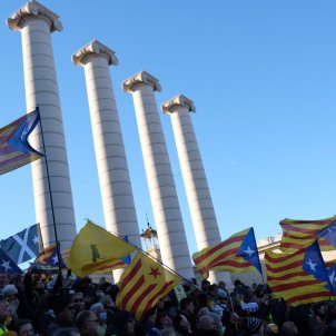 Thousands of Catalan independence supporters whistle their disapproval to Sánchez and Macron