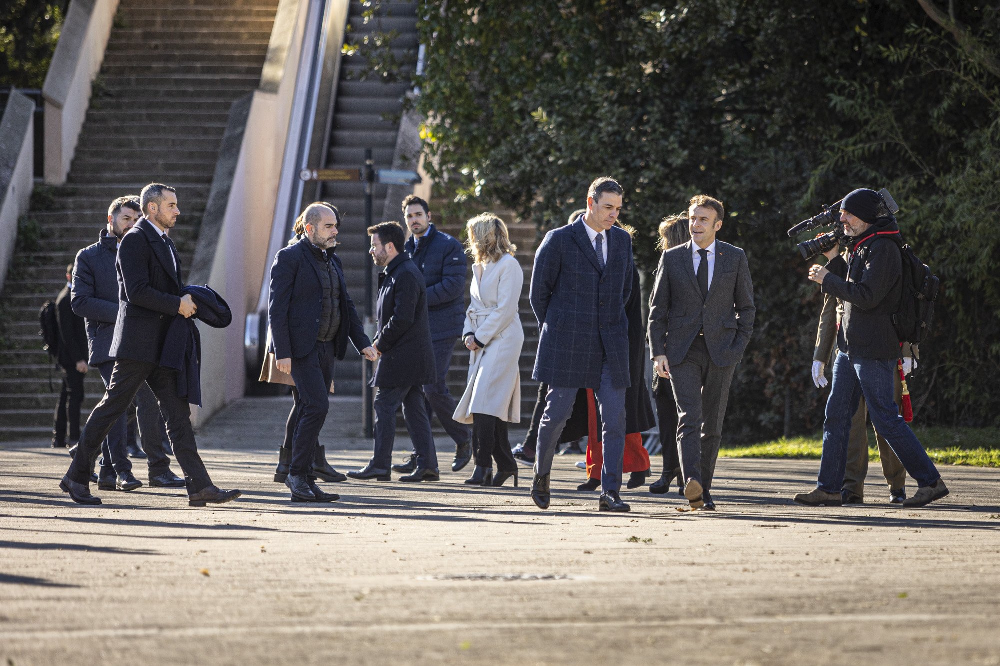 Aragonès se marcha y evita los himnos tras recibir a Macron y Sánchez por la cumbre hispano-francesa