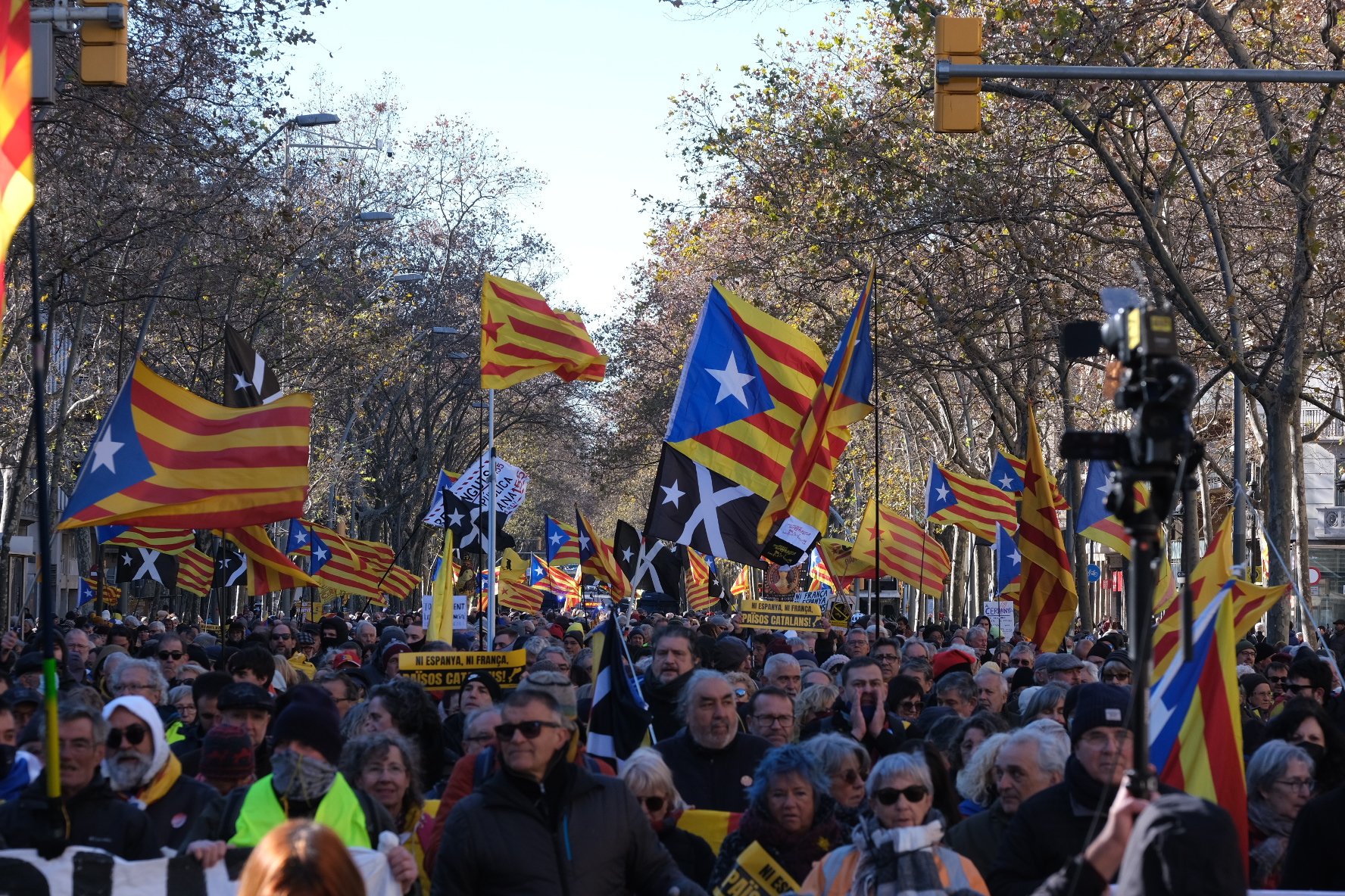 La protesta por la cumbre se extiende al consulado francés, con tensión y porrazos en plaza Catalunya