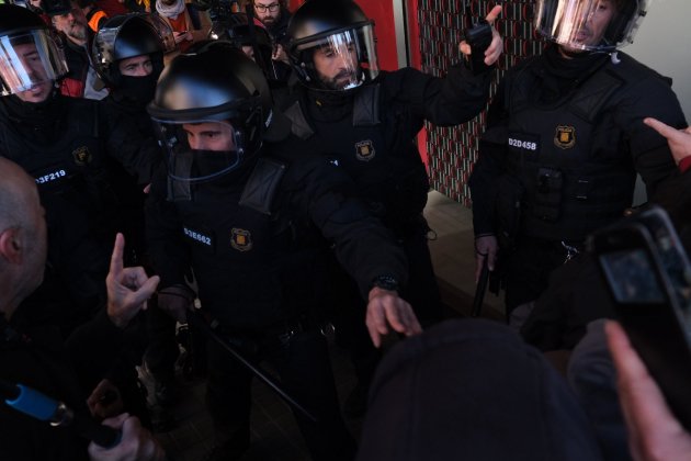 manifestantes mossos tensión cimera hispanofrancesa foto carlos baglietto manifestantes mossos tensión cimera hispanofrancesa foto carlos baglietto