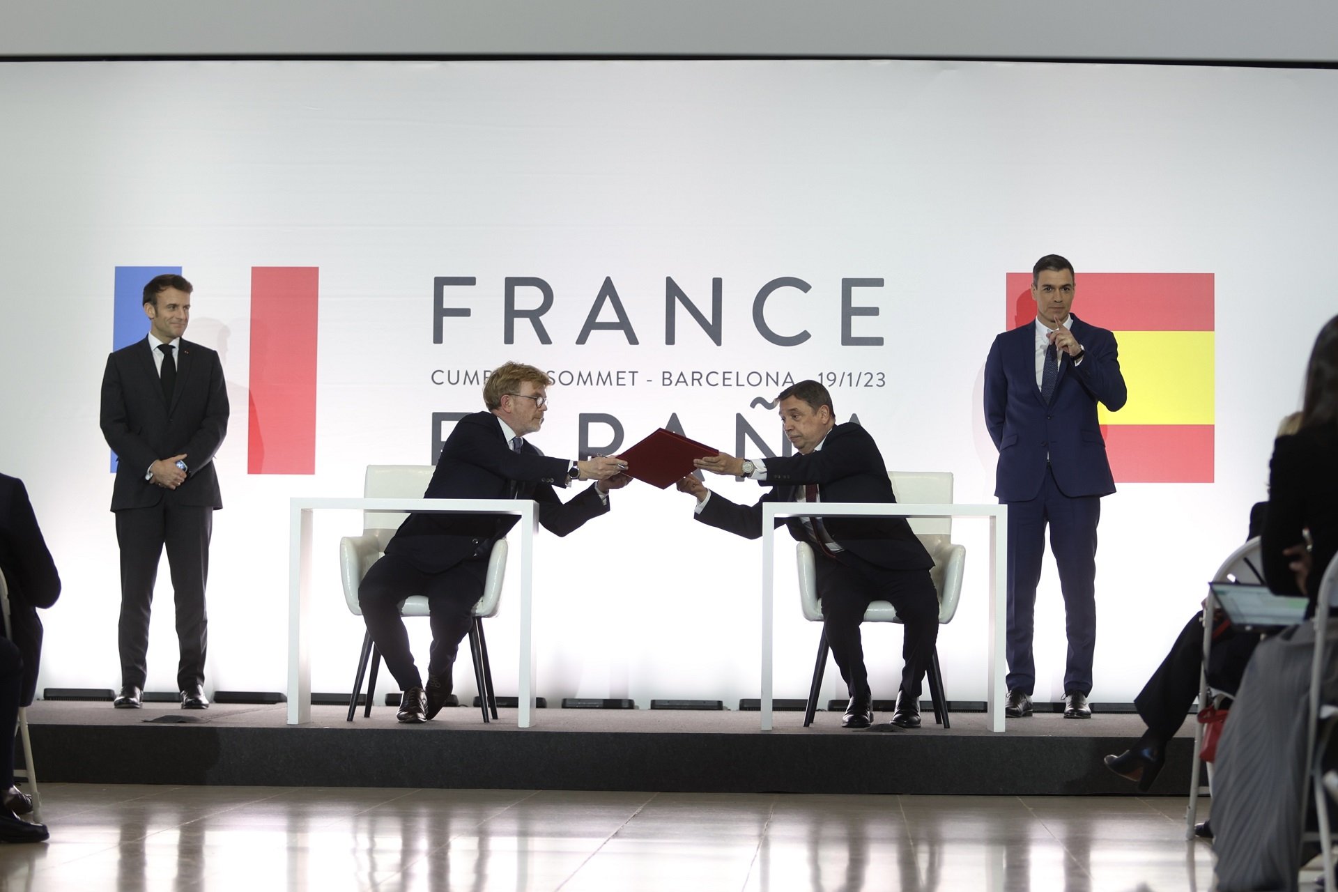 Emmanuel Macron y Pedro Sánchez a la firma del acuerdo cumbre hispanofrancesa Emmanuel Macron y Pedro Sánchez a la firma del acuerdo cumbre hispanofrancesa