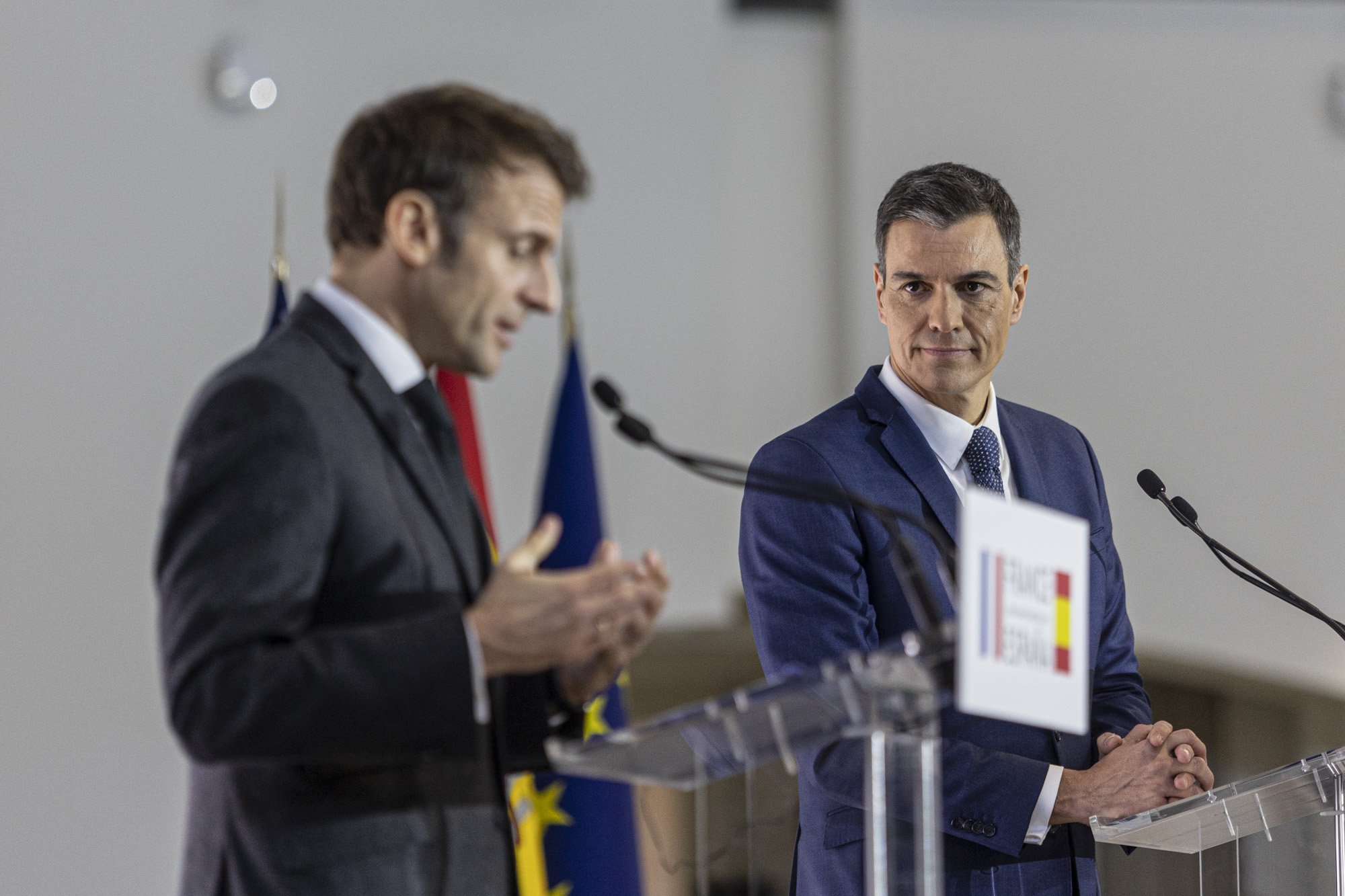 Emanuel Macron i Pedro Sánchez a la cimera de Barcelona. Foto: Montse Giralt