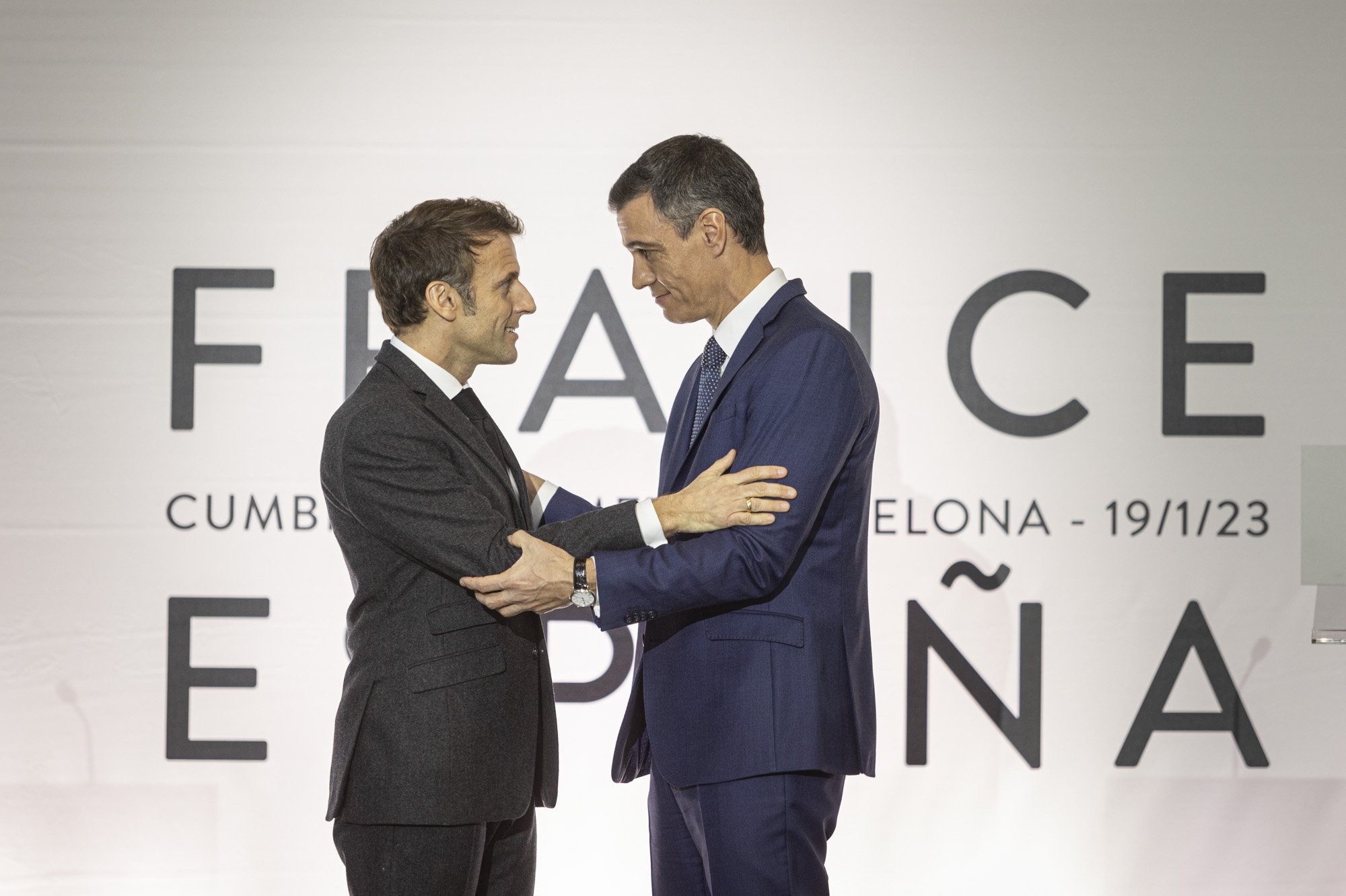 Emmanuel Macron i Pedro Sánchez clouen la cimera hispanofrancesa de Barcelona al MNAC. Foto: Montse Giralt