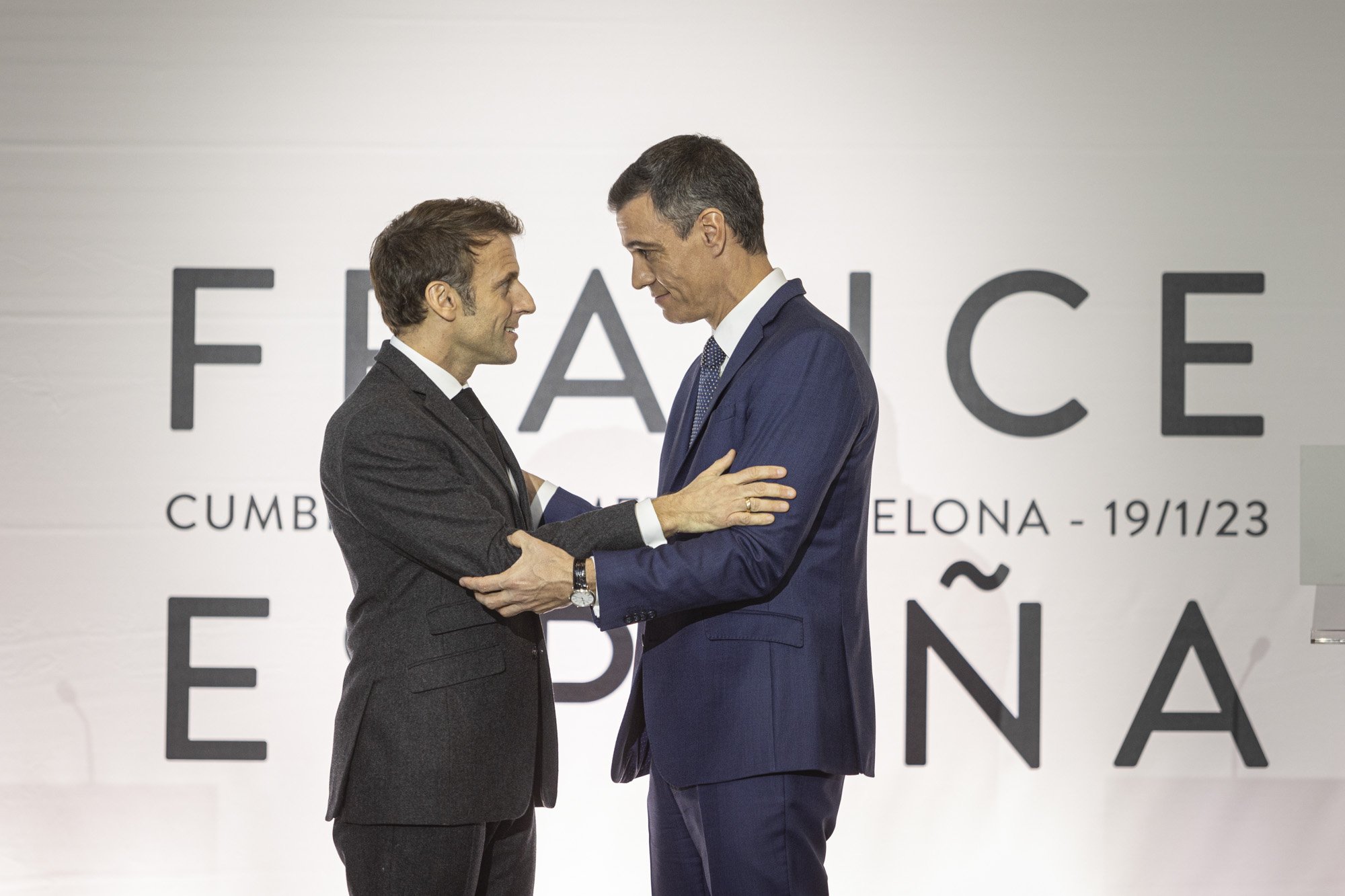 Emmanuel Macron y Pedro Sánchez cierran la cumbre hispanofrancesa de Barcelona en el MNAC. Foto: Montse Giralt