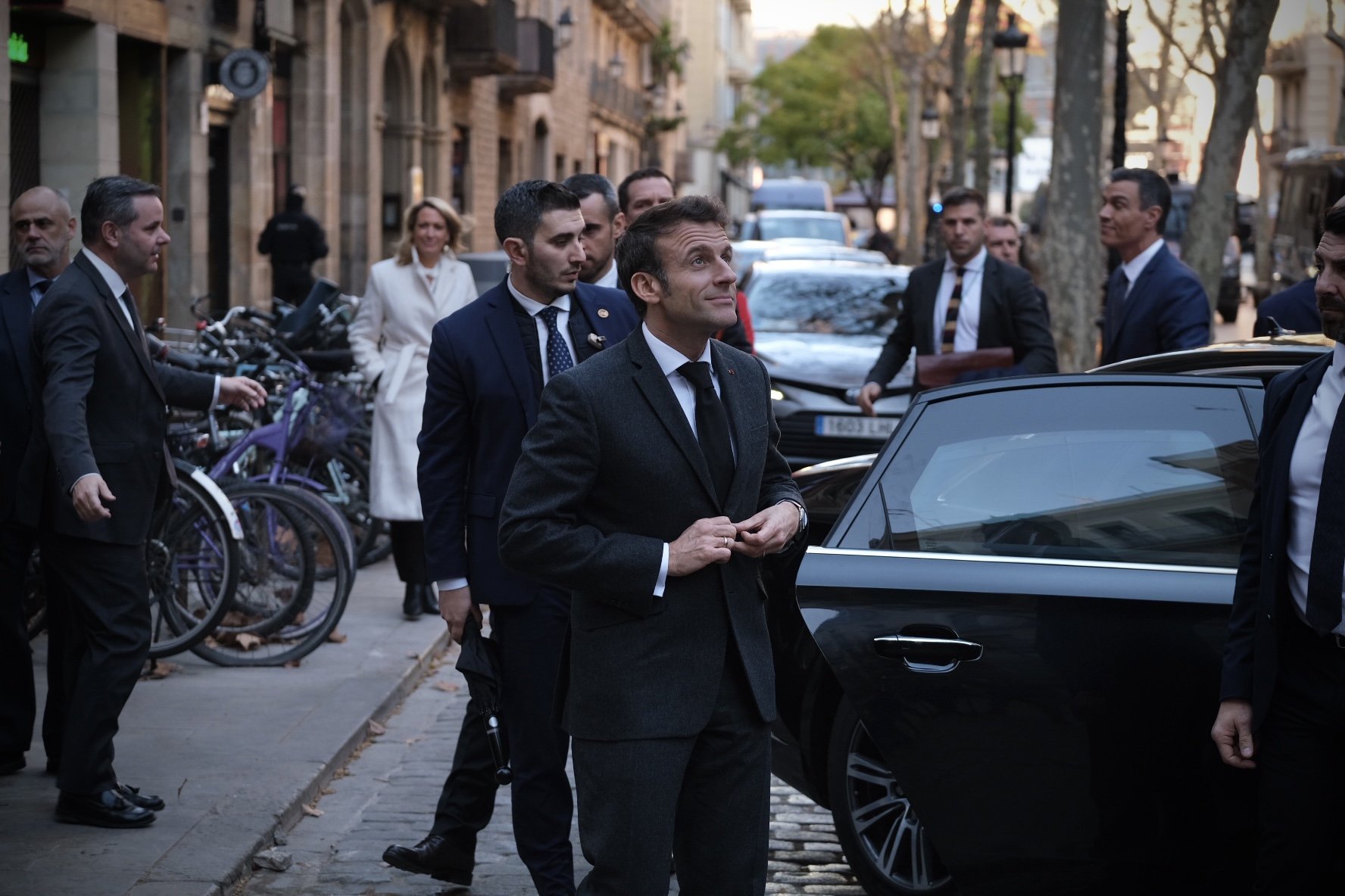 Macron sin refugio: huye de las protestas de París... y las encuentra en Barcelona