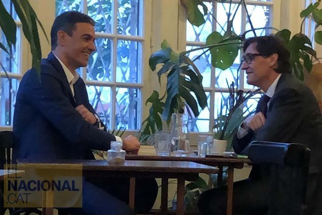 Pedro Sánchez i Salvador Illa conversen després de la cimera hispanofrancesa. Foto: EL NACIONAL Pedro Sánchez i Salvador Illa conversen després de la cimera hispanofrancesa. Foto: EL NACIONAL
