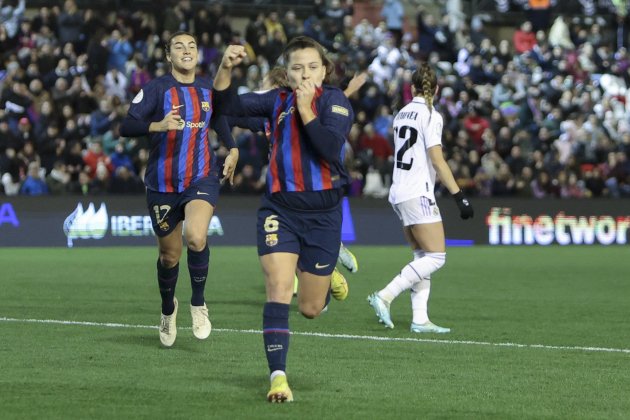 Clàudia Pina celebra gol Barça femenino beso escudo / Foto: EFE