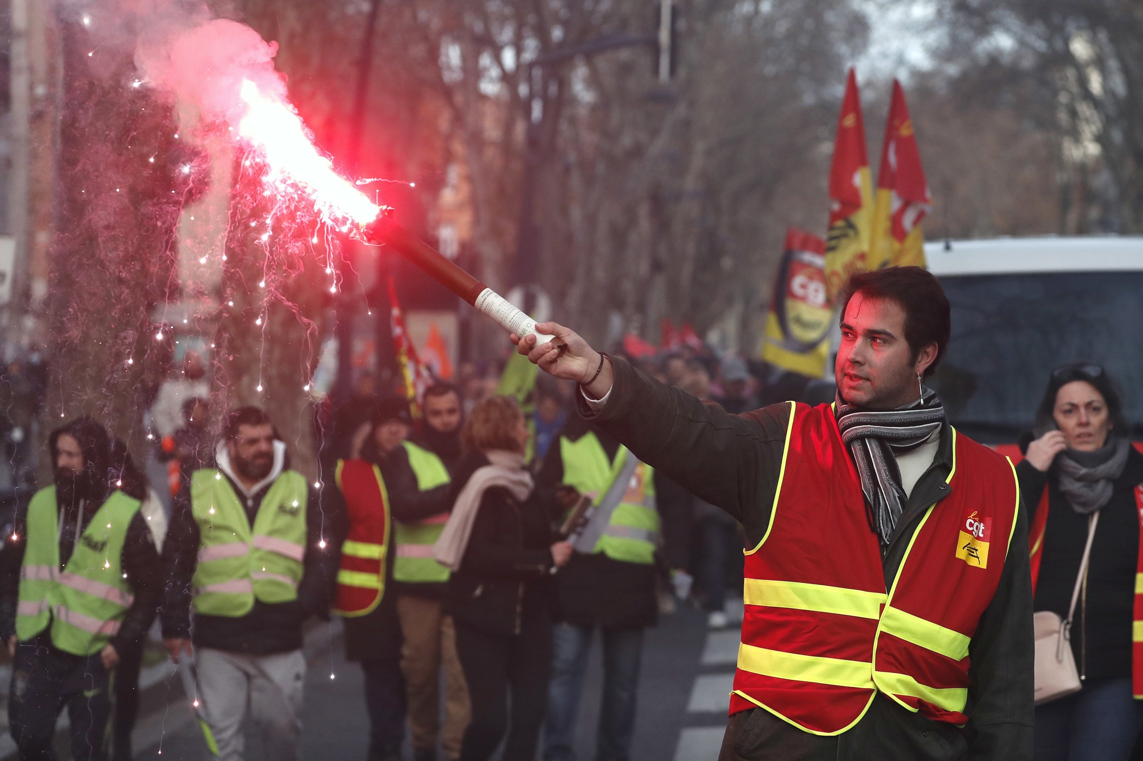 Un amanifestant a Toulouse. Foto: Guillaume Horcajuelo / Efe