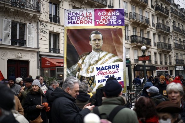 Cartel con la cabeza|cabo|jefe de Emmanuel Macron con el cuerpo de Luis XVI
