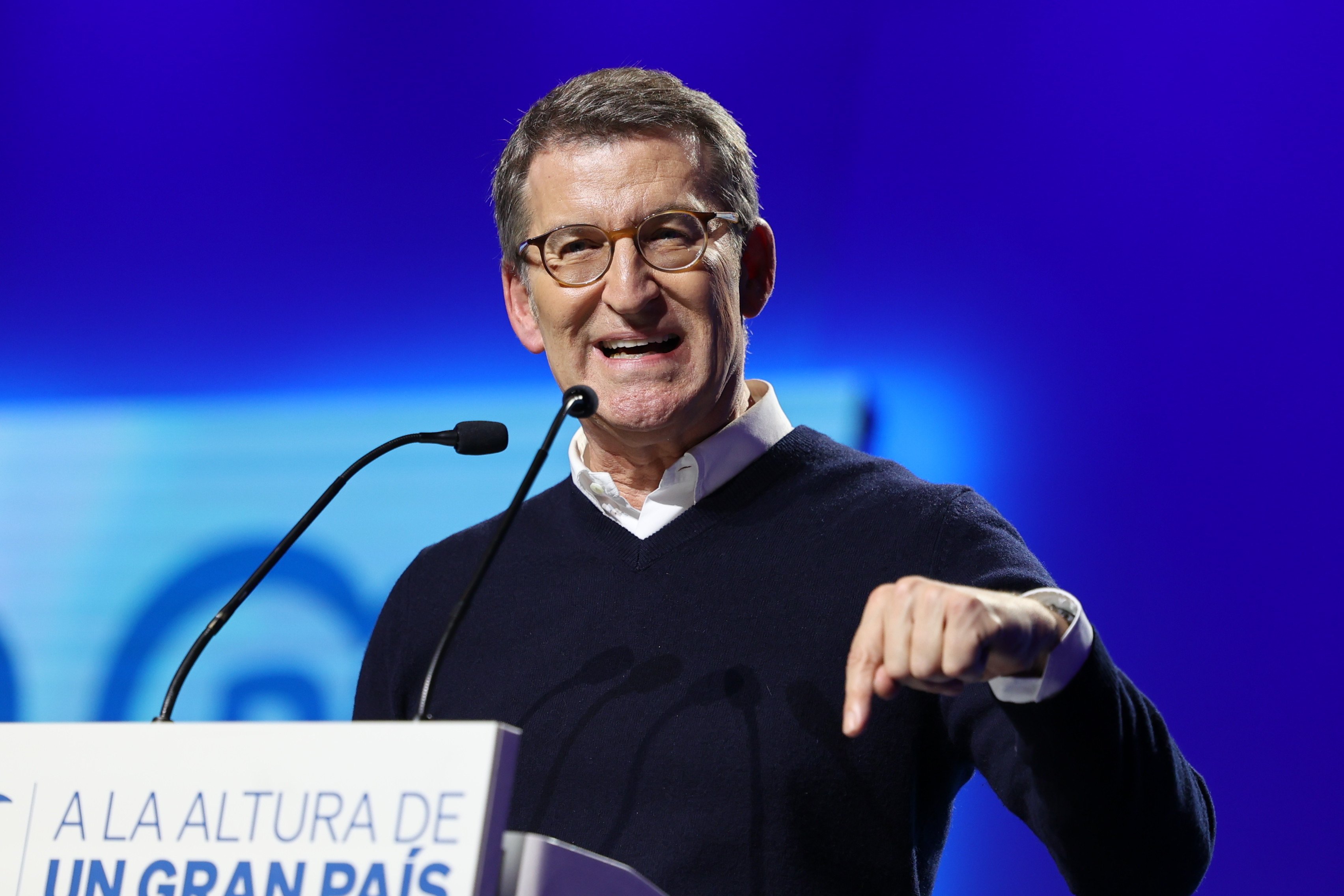 Feijóo pide disculpas a Macron por el "desaire" de Pere Aragonès a los himnos en la cumbre