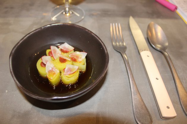 puerro|porro con tosazu, crema de tomates deshidratados y ravenets puerro|porro con tosazu, crema de tomates deshidratados y ravenets