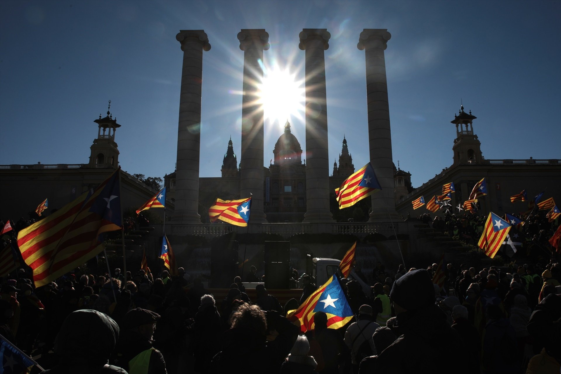 La manifestació contra la cimera hispanofrancesa i més: la volta al món en 15 fotos