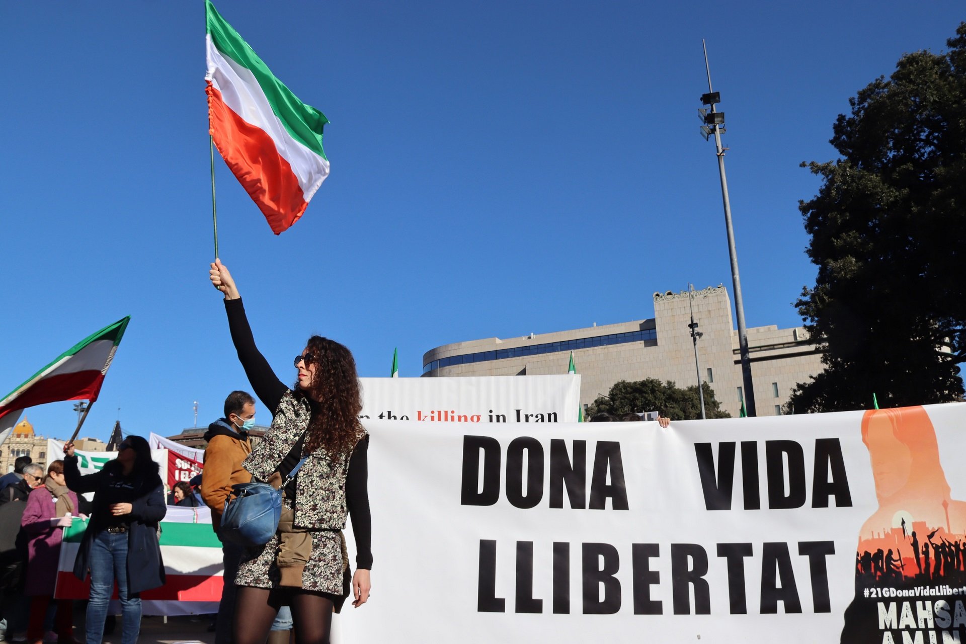 Manifestació a Barcelona per defensar els drets a l'Iran pancarta lema 'dona vida i llibertat'