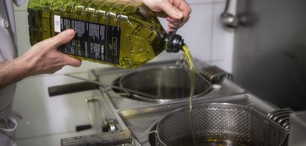 El aceite de orujo de oliva ayuda a perder barriga y rebaja el colesterol