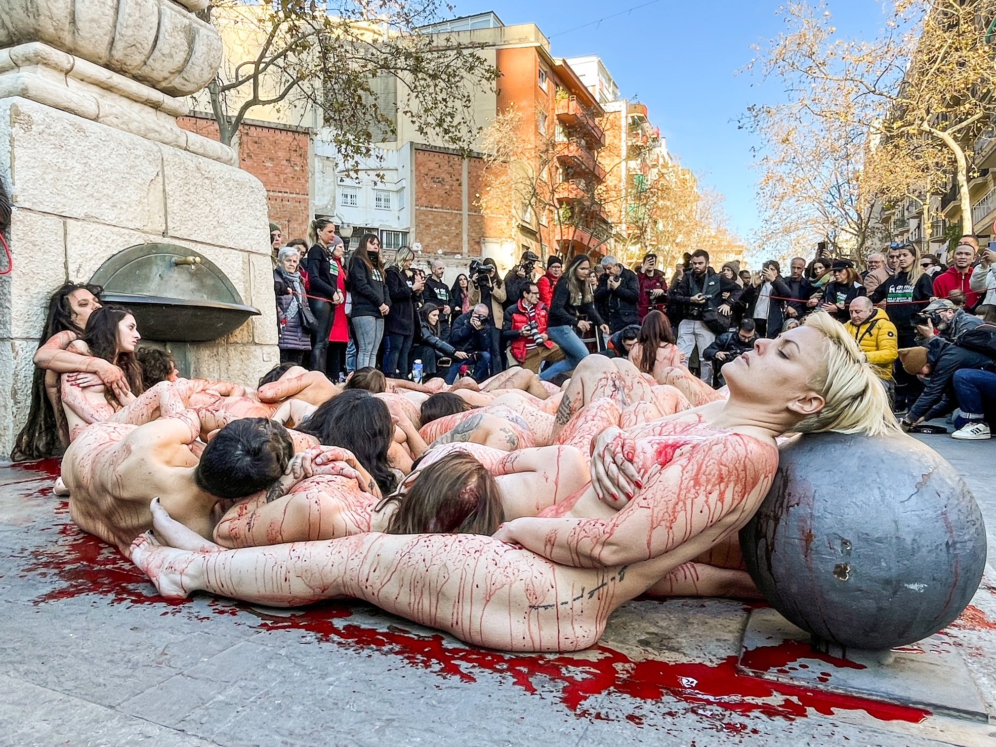Animalistes protesten despullats i 'ensangonats' a Barcelona contra la indústria pelletera