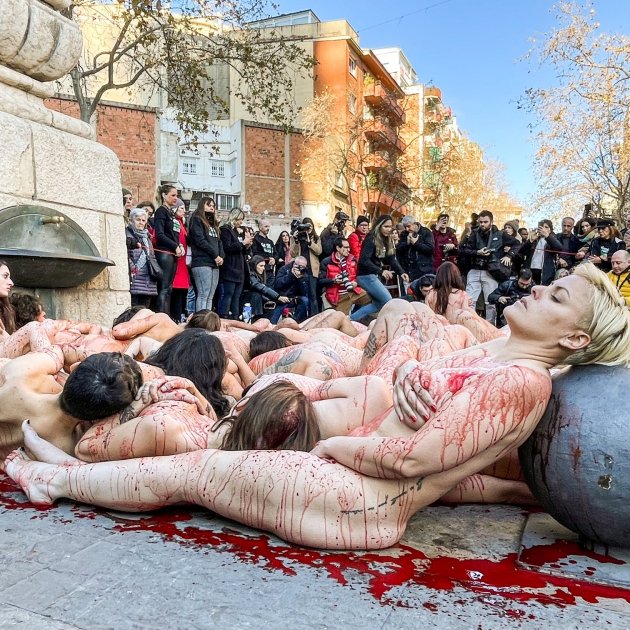 Animalistes protesten despullats i 'ensangonats' a Barcelona contra la indústria pelletera