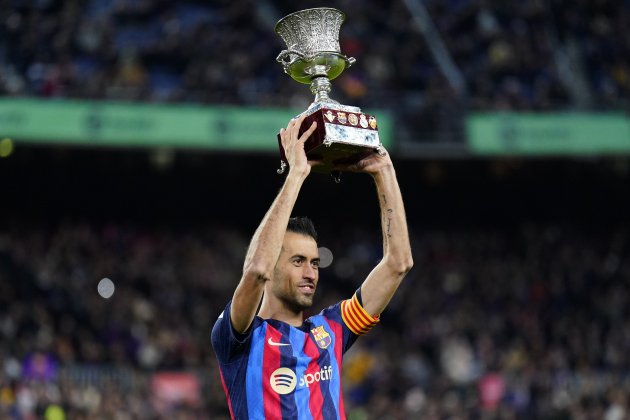 Sergio Busquets trofeo Supercopa Barça Getafe / Foto: EFE - Siu Wu