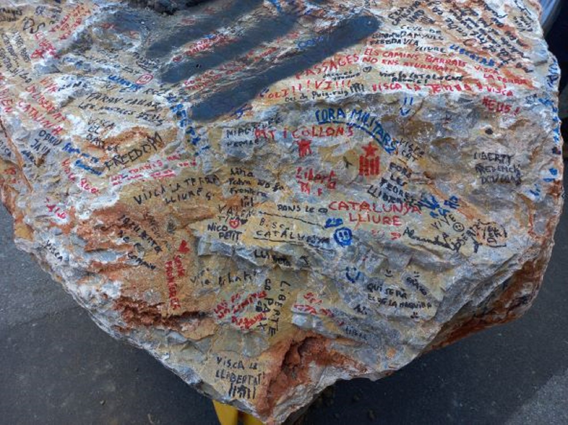 La roca retirada del Coll de Banyuls se convierte en un icono reivindicativo