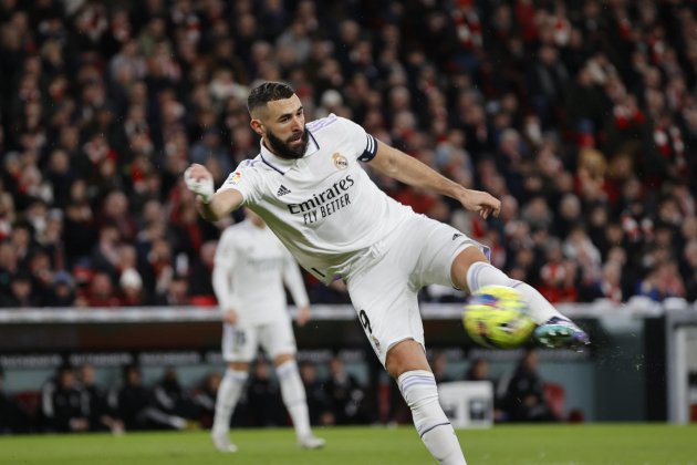 Karim Benzema golpea gol Real Madrid San Mames / Foto: EFE