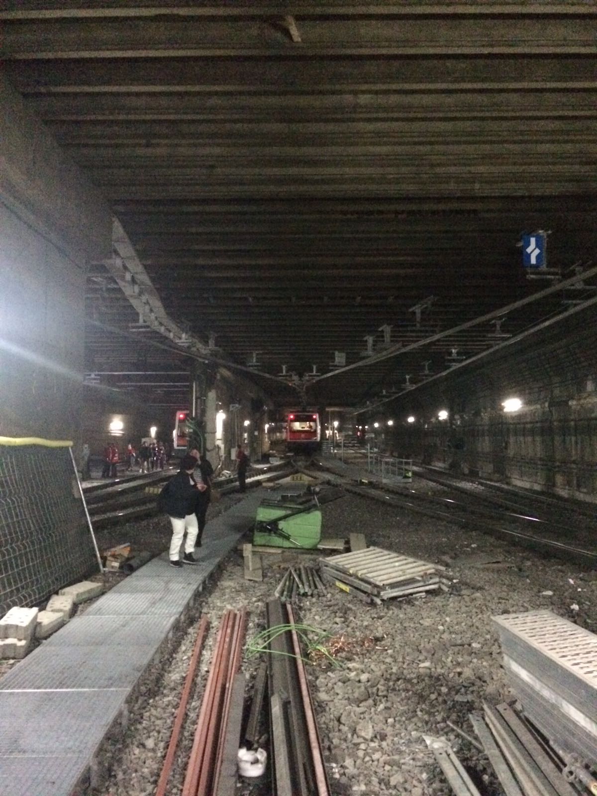 La avería de un tren en Sarrià obliga a los pasajeros a salir caminando por las vías