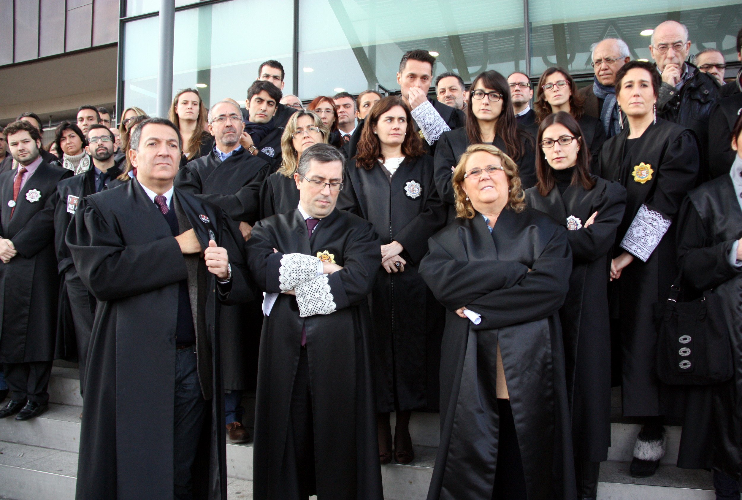 Jueces y fiscales amenazan con una huelga si no se garantiza la independencia judicial