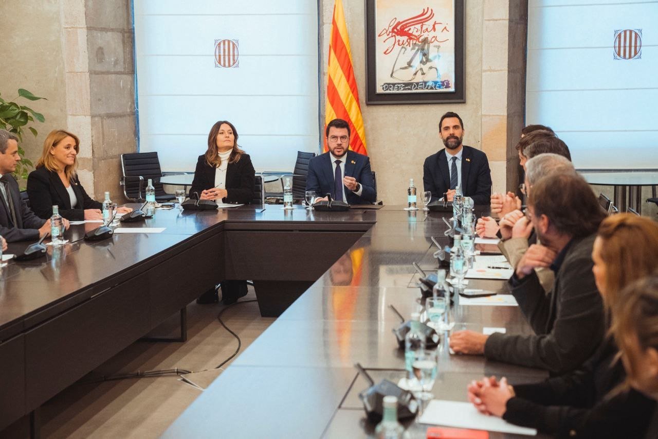 Aragonès brings in unions and employers as Catalan budget tussle with PSC goes on