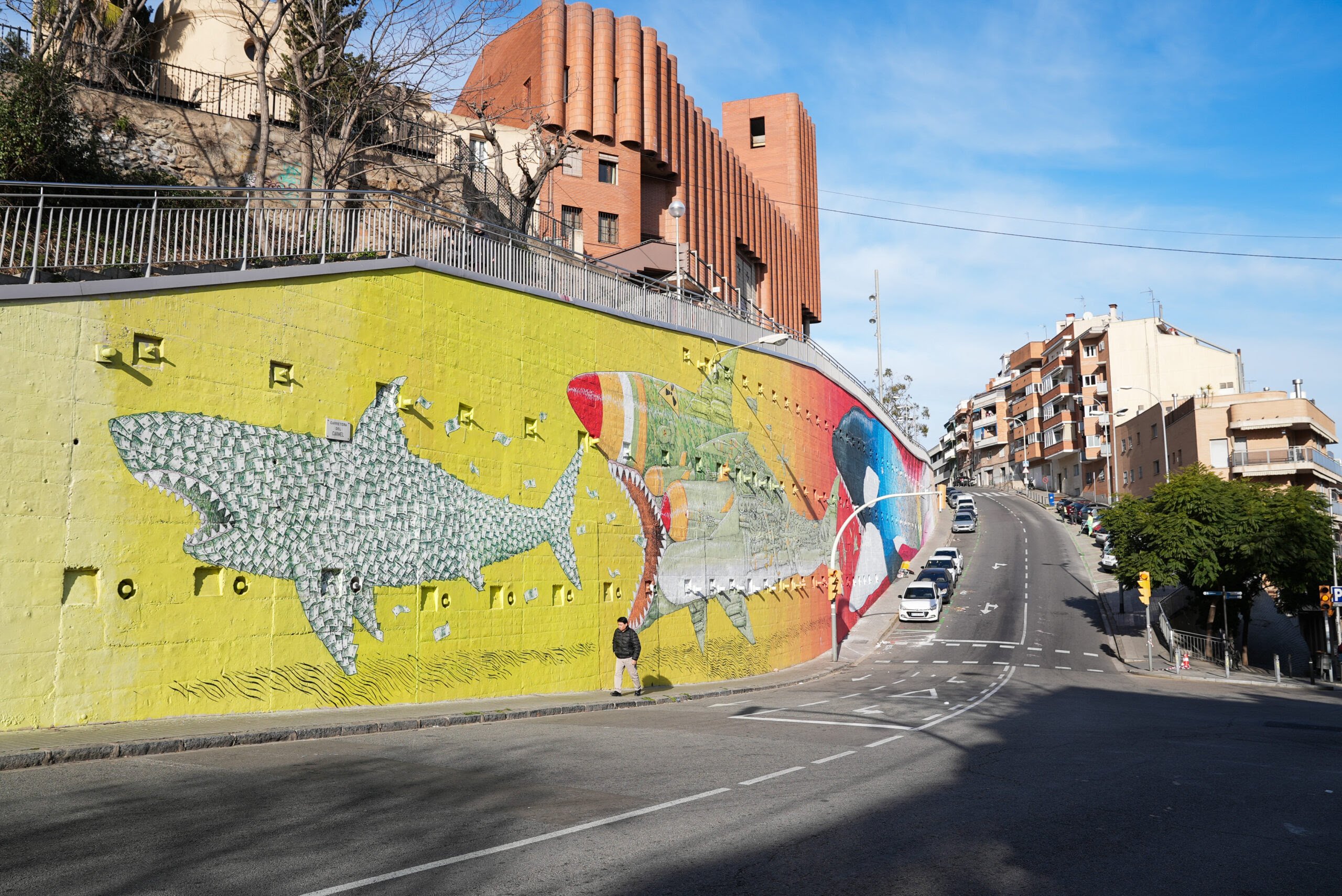 El mural del tiburón capitalista de El Carmel vuelve a lucir