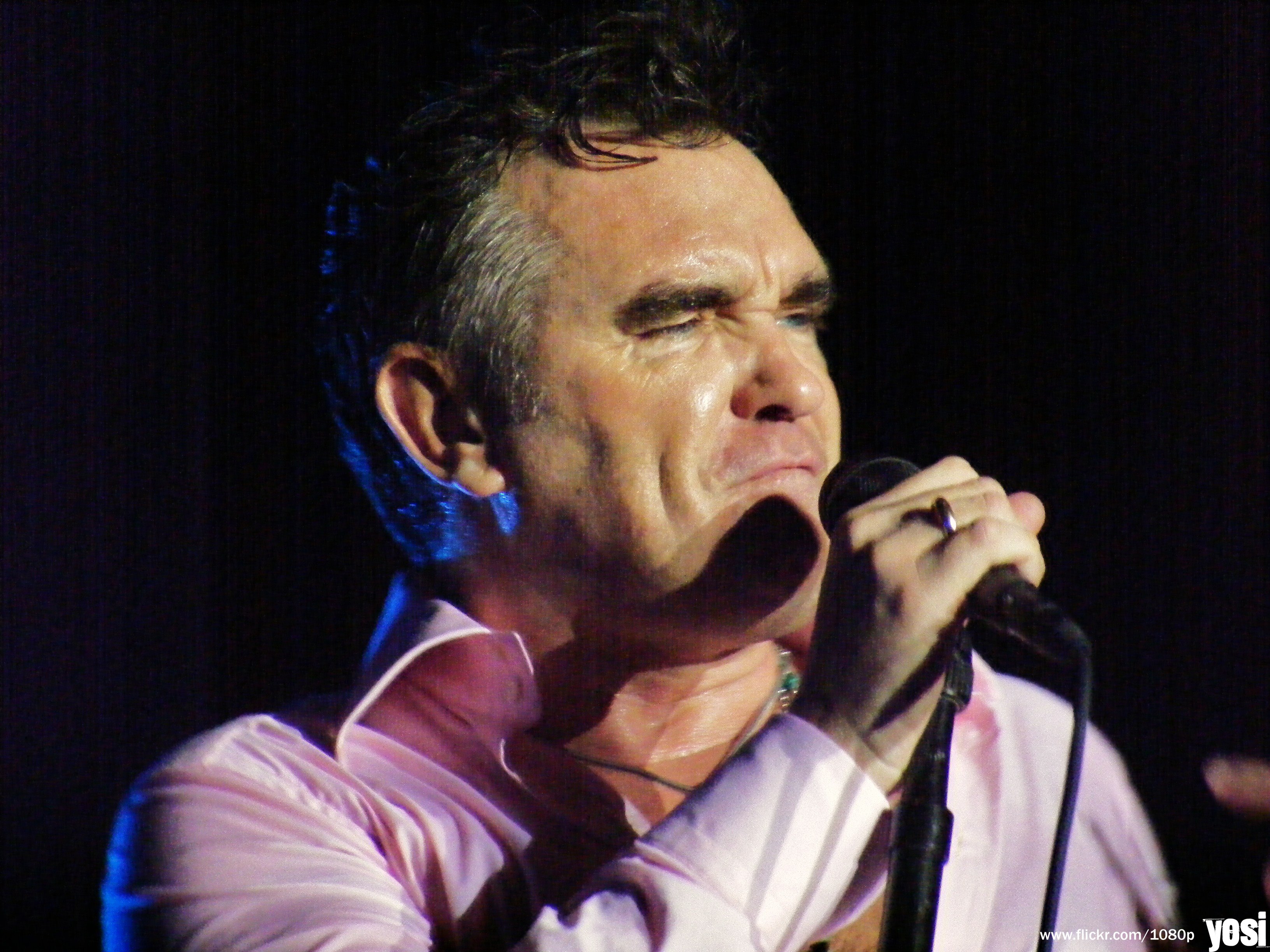 Morrissey utiliza imágenes de las cargas del 1-O en su gira mundial