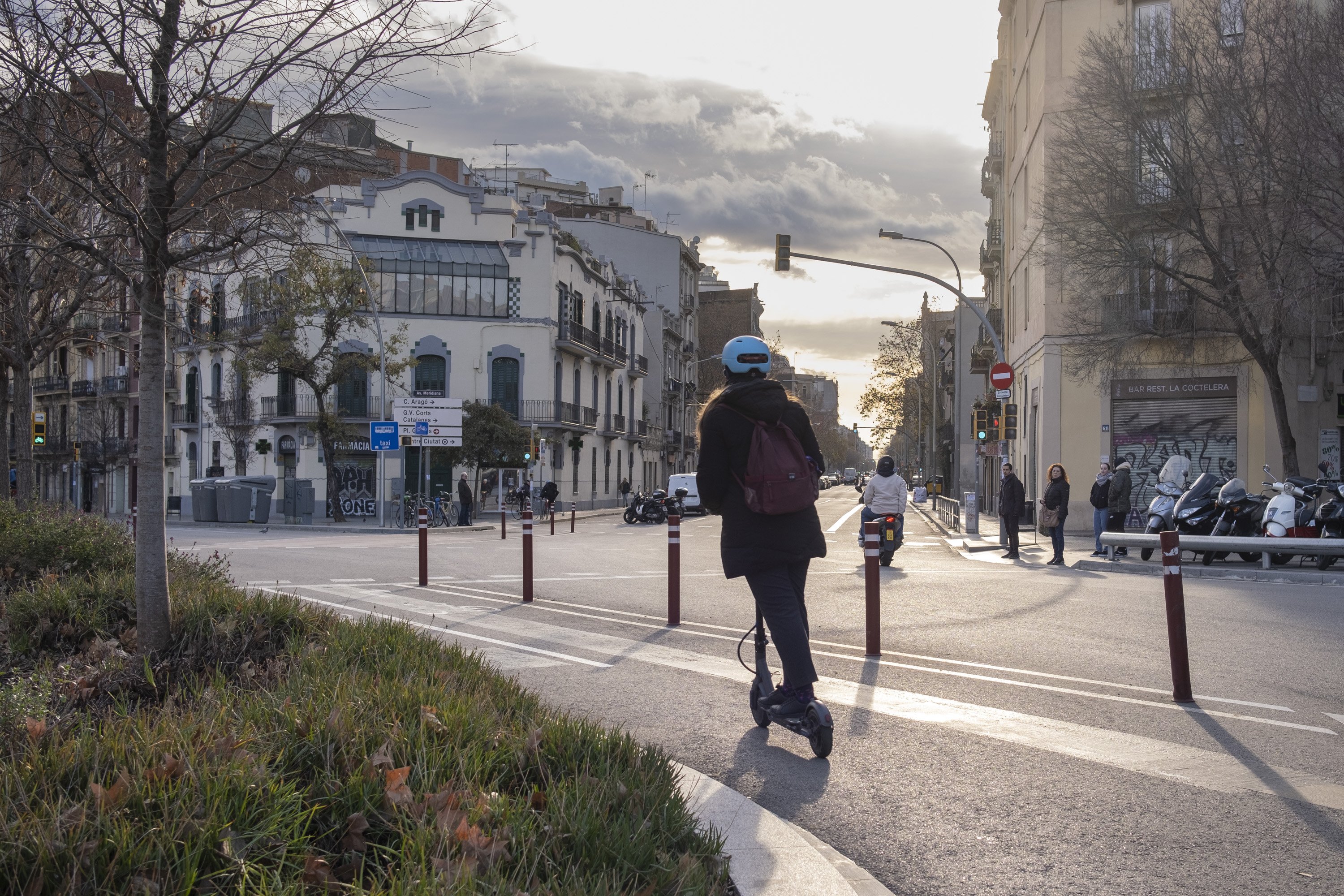 El RACC vol el retorn dels patinets al transport públic, però admet restriccions en hora punta