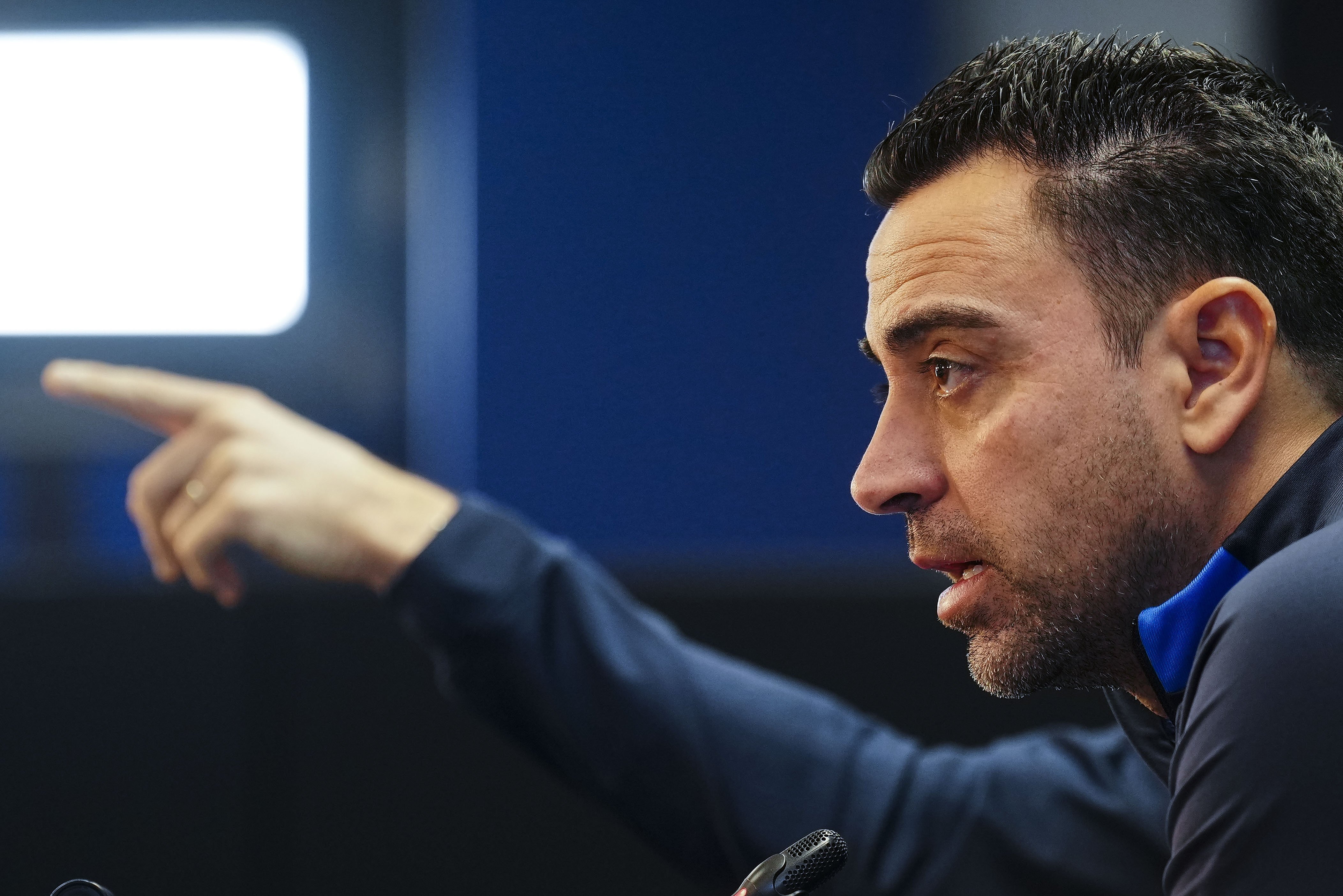 Es la decisión más dura que debe tomar Xavi Hernández: traicionar la amistad y echarlo del Barça