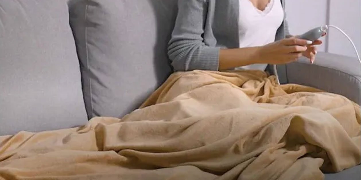 Adeu a passar fred veient la tele al sofà gràcies a la manta del futur de Leroy Merlin