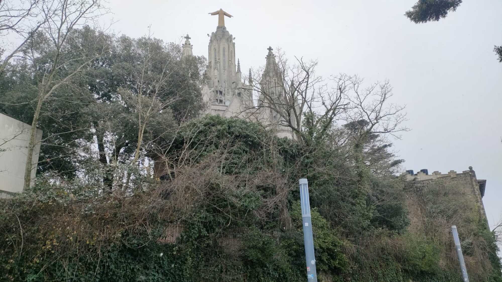 Llega la nieve a Barcelona: así se ve el Tibidabo nevado | VÍDEO