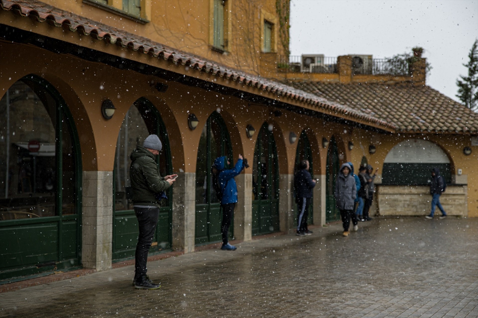 La nieve tiñe Barcelona: las imágenes de la primera nevada del 2023