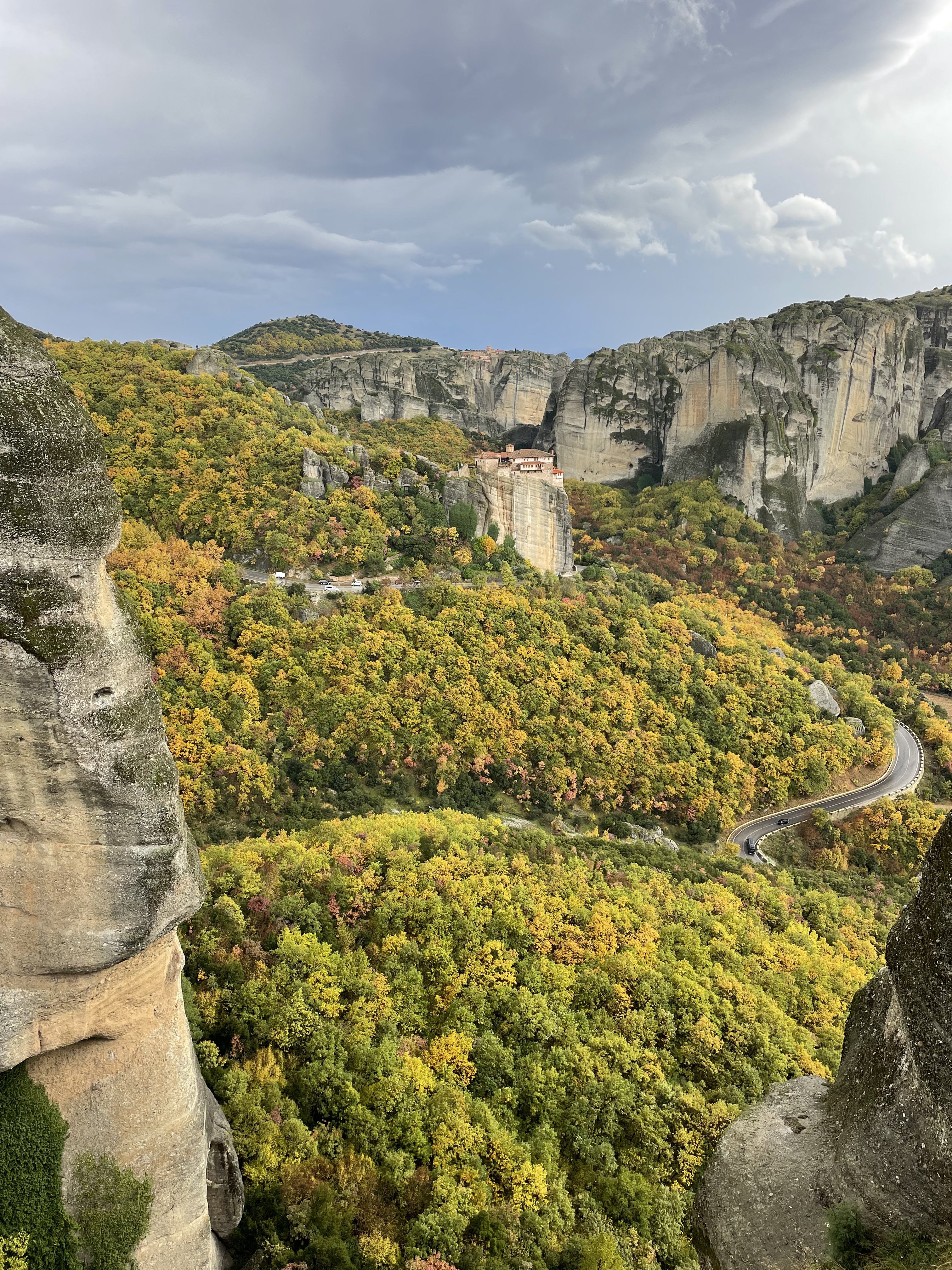 Uno de los seis monasterios, al fondo, que todavía quedan activos en la ciudad sagrada de Meteora